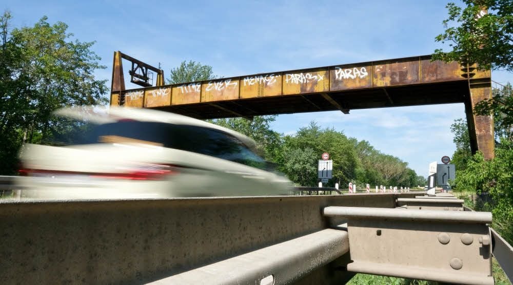 Die Brücke verbindet Neustadt und den Steinbruchsee. Sie soll abgerissen werden, doch ein Neubau ist nicht geplant.
