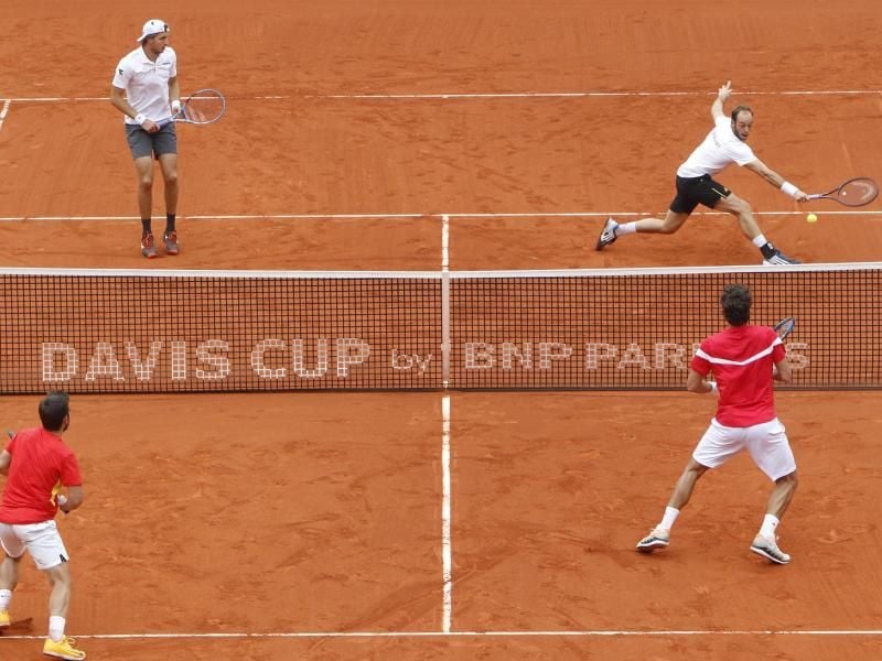 Jan-Lennard Struff (oben, l) und Tim Pütz (oben, r) und Marc Lopez (unten, l) und Feliciano Lopez (unten, r) in Aktion. Foto: A. Saiz/AP