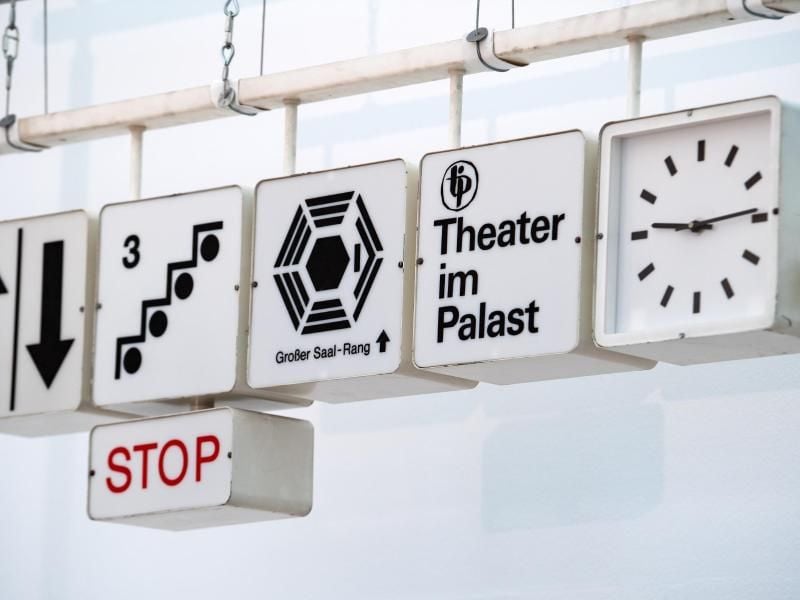 Teile des ehemaligen Wegeleitsystems aus dem Palast der Republik. Foto: Bernd von Jutrczenka