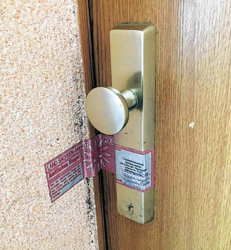 Die versiegelte Wohnungstür.