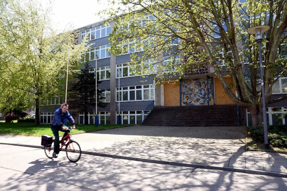 Das ehemalige Gymnasium an der „Rüsternbreite“ in Köthen: Die Ex-Schule wird wieder als solche hergerichtet. Sie soll Schüler und Lehrer der „Völkerfreundschaft“ für zwei Jahre beherbergen, wenn deren Schulgebäude saniert wird.