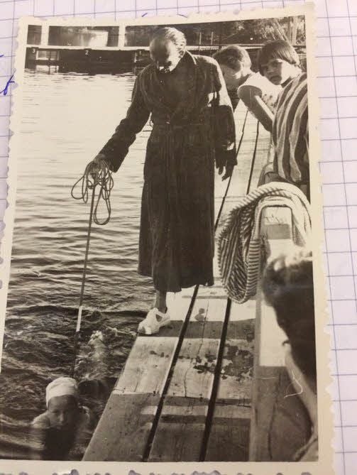 Karl Vollert beim Schwimmunterricht.
