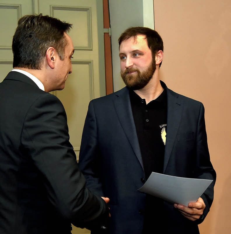 Von Mario Kerner (links), Vorstandsvorsitzender der Sparkasse Burgenlandkreis, erhält Daniel Rost den Innovationspreis. Er ist mit 500 Euro dotiert.