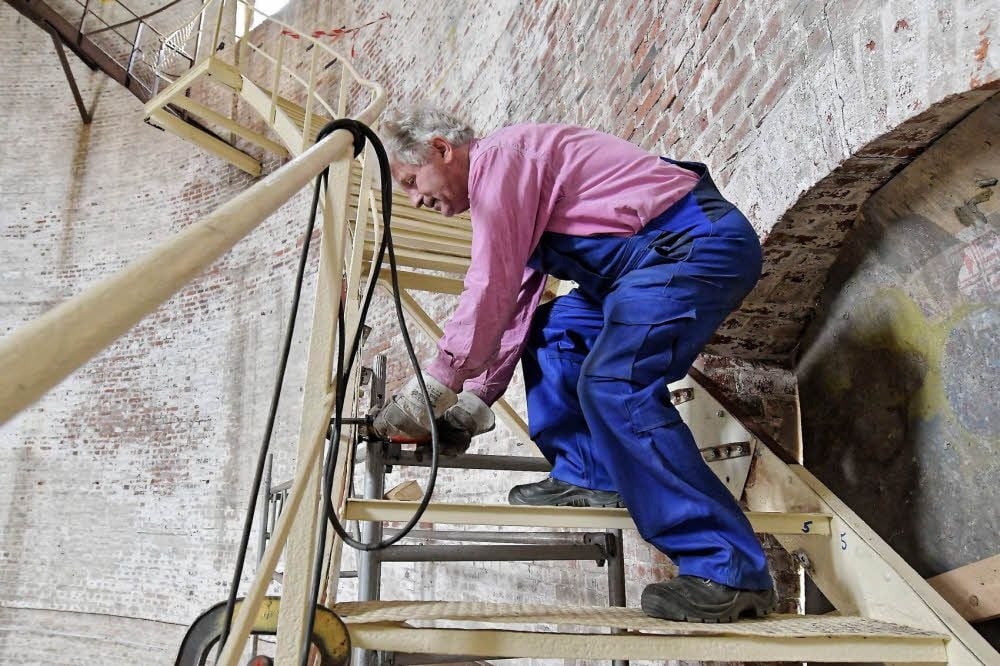Die Firma Metallbau Holger Bense aus Vockerode, im Foto Seniorchef Karl-Heinz Bense, saniert die alte Eisentreppe im Turm.