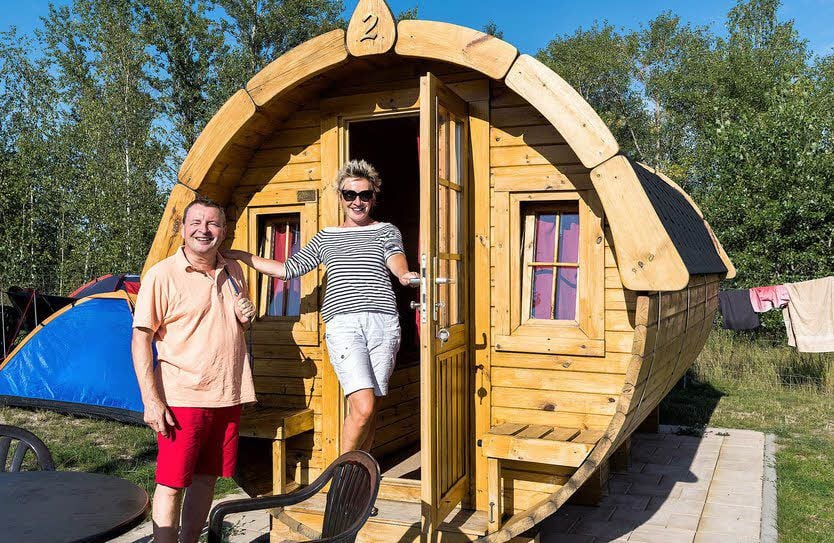 Fünf dieser Fässer für zwei oder vier Personen gibt es im Camp.