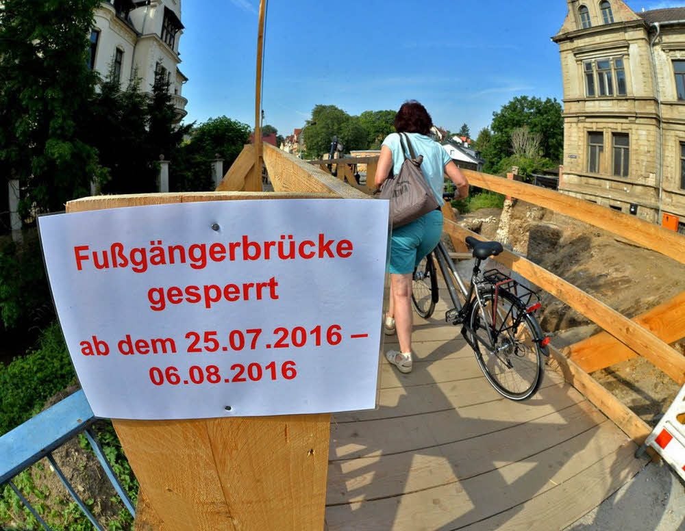 Aushänge weisen auf die Sperrung der Behelfsbrücke an der Pferde-Eine hin.