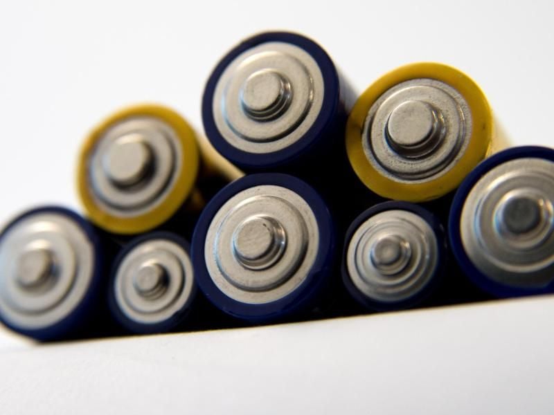 Leere Lithium-Batterien und -Akkus gehören in Sammelboxen. Foto: Andrea Warnecke/dpa-tmn