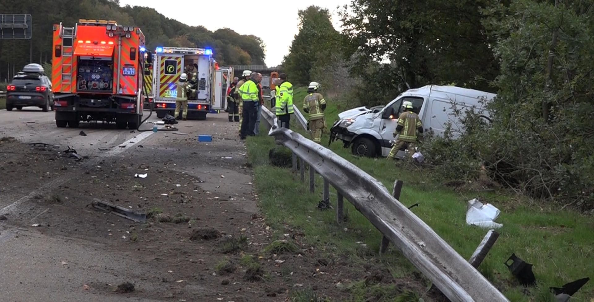 Rettungskräfte an der Unfallstelle auf der A29 bei Oldenburg. Ein 21 Jahre alter Autofahrer kam hier am Sonnabend ums Leben.