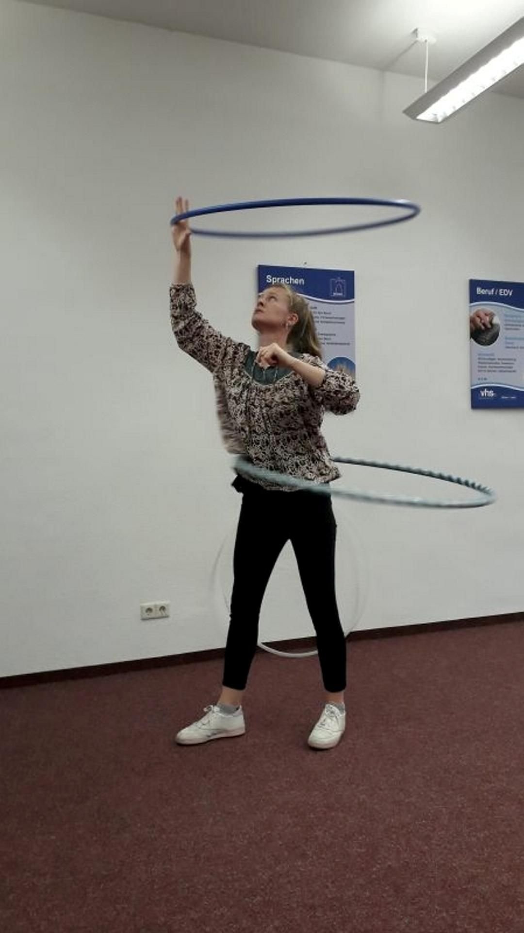 Helena Philipp hat den Dreh raus: Sie bietet einen Hula-Hoop-Kurs bei der Volkshochschule an.