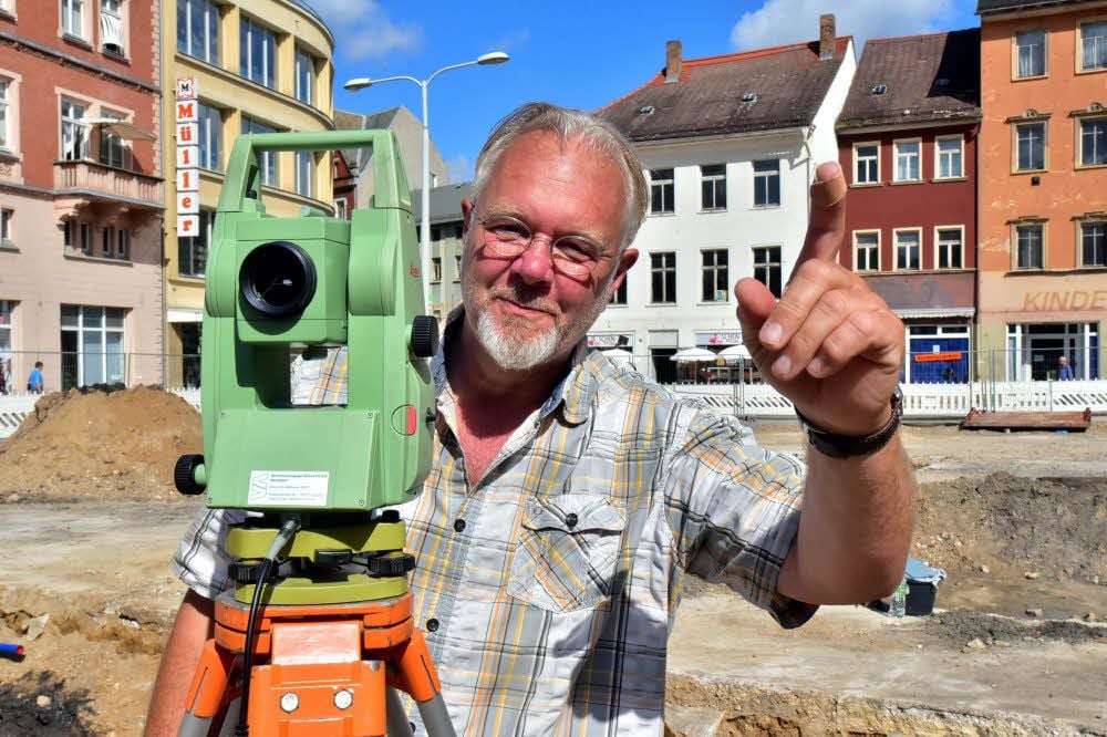 Die Grabungsflächen auf dem Markt werden sorgfältig vermessen. Hier ist Jörg Wüstemann bei der Arbeit.