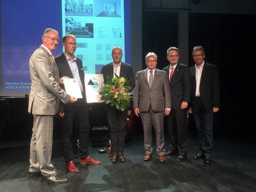 Nicky Meißner, Vorstandsvorsitzender der Wohnungsgenossenschaft Dessau (2.v.l.) nimmt den Architekturpreis 2019 entgegen.
