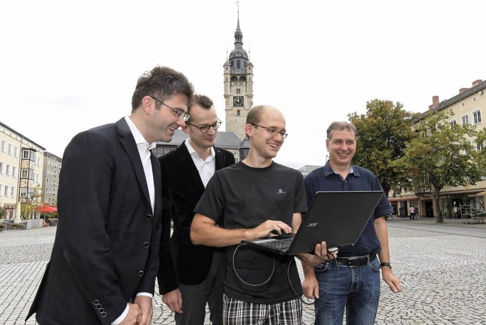 Beigeordneter Robert Reck, Robert Unger (Kurt-Weill-Gesellschaft), Nicki Granz (IT-Mitarbeiter) und Kulturamtsleiter Steffen Kuras (v.l.) stimmen auf Jubiläum ein. Der Ton ist montags, mittwochs und freitags zu hören.