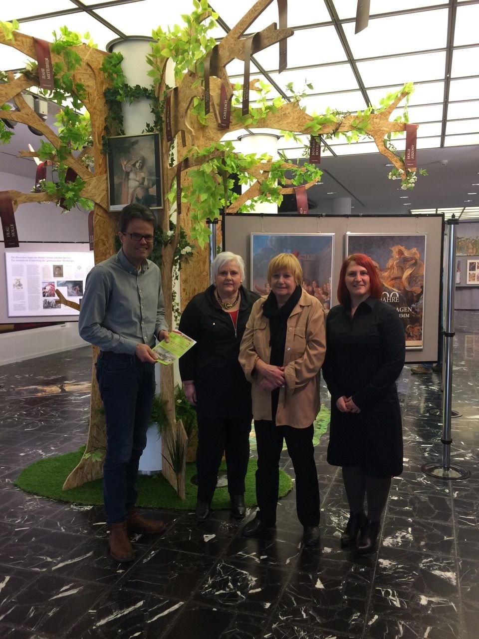 Im Foyer des Rathauses von Baunatal soll die Wilhelm-Schmied-Ausstellung stattfinden. Möglich machen das: Jens Weimann - Kulturbeauftragter der Stadt Baunatal, Iris Ziegler und Eva-Maria Müller vom Wilhelm-Schmied-Verein e.V., Rahel Krause, Fachbereichsleiterin Kultur Stadt Baunatal (von links).