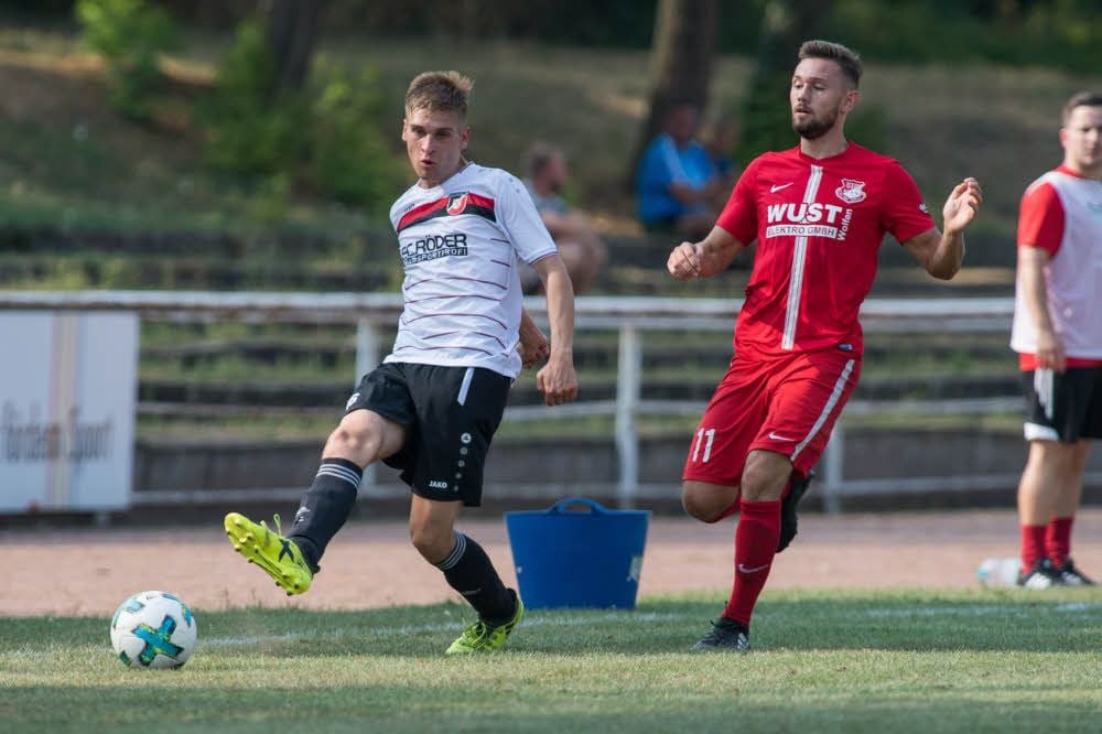 Der vom ESV Herrengosserstedt an die Saale gewechselte Florian Eichstädt (l.), der hier vor dem Thalheimer Christian Grunert am Ball ist, hat mit dem SC Naumburg die zweite Runde des Sachsen-Anhalt-Pokals erreicht.