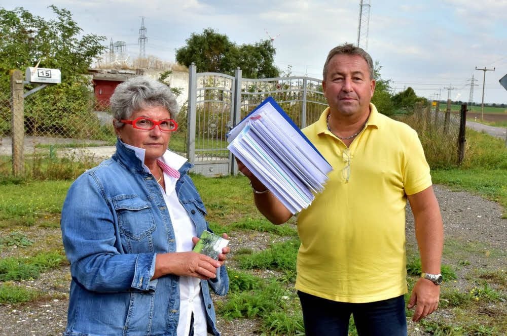 Der Streit um die Pacht für den Funkturm füllt bereits mehrere Aktenordner von Ingrid und Uwe Kircher aus Bad Dürrenberg.