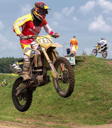 Auf der Motocross-Strecke des MC Jessen lassen es 250 Teilnehmer ordentlich krachen.