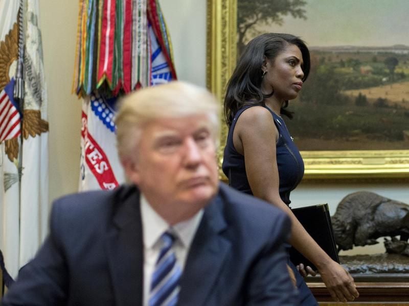 Aus besseren Zeiten: Omarosa Manigault Newman ist hinter Donald Trump im Weißen Haus zu sehen. Foto: Pablo Martinez Monsivais/AP/Archiv