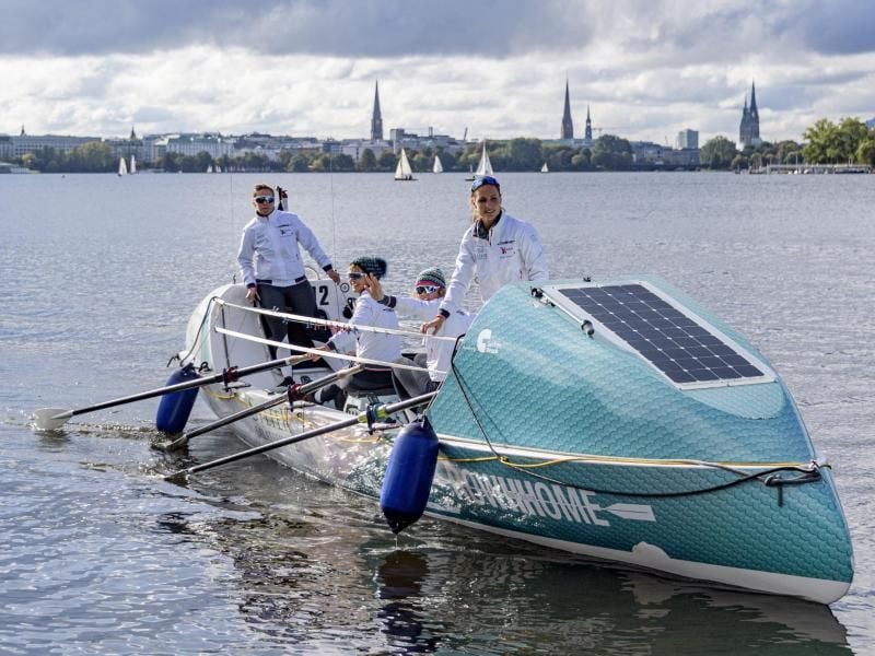 Die Ruderinnen Catharina Streit (l-r), Stefanie Kluge, Timna Bicker und Meike Ramuschkat mit ihrem Boot. Foto: Axel Heimken/dpa/Archivbild