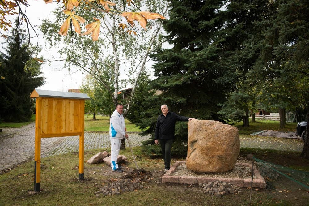Karl Krone (r.) und Gemeinderat Peter Bornschein am Luther-Stein in Golzen. Einiges ist noch zu tun bis zur Einweihung der Anlage am 31. Oktober.