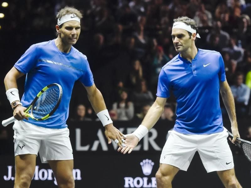 Haben auch schon zusammen gespielt: Der Spanier Rafael Nadal (l) und der Schweizer Roger Federer. Foto: Vít Šimánek/CTK