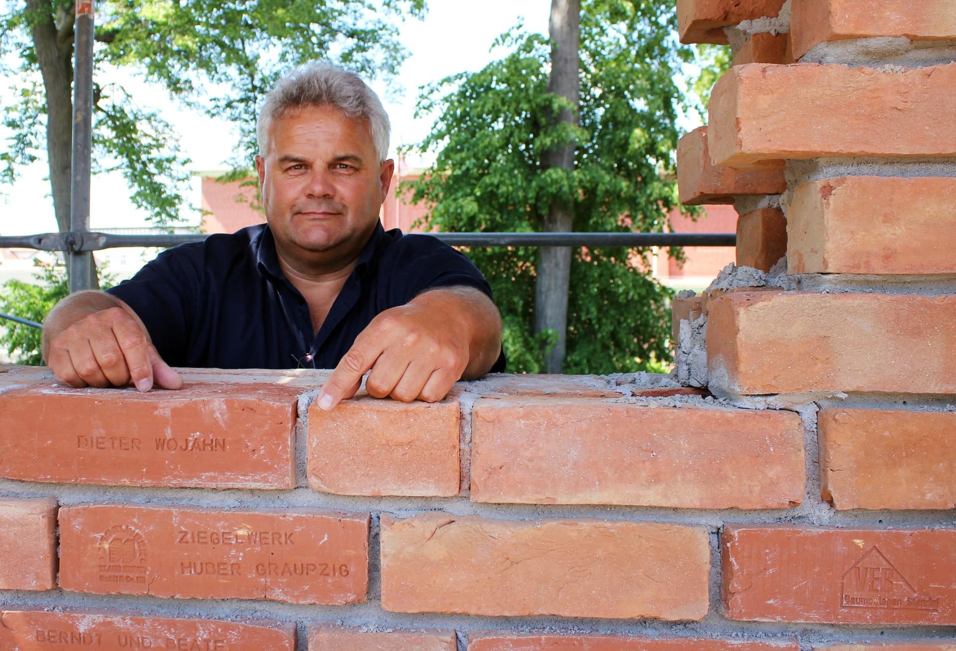 Erik Weber, Vorsitzender des Gründungsvereins der Stadtstiftung Tangermünde, steht hinter der Stadtmauer Tangermünde.