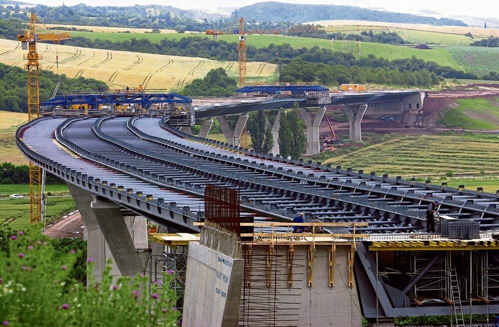 Die im Bau befindliche Thyratalbrücke. Mit 1.115 Metern Länge ist sie die längste Brücke der Autobahn 38. Sie hat 40 Millionen Euro gekostet.