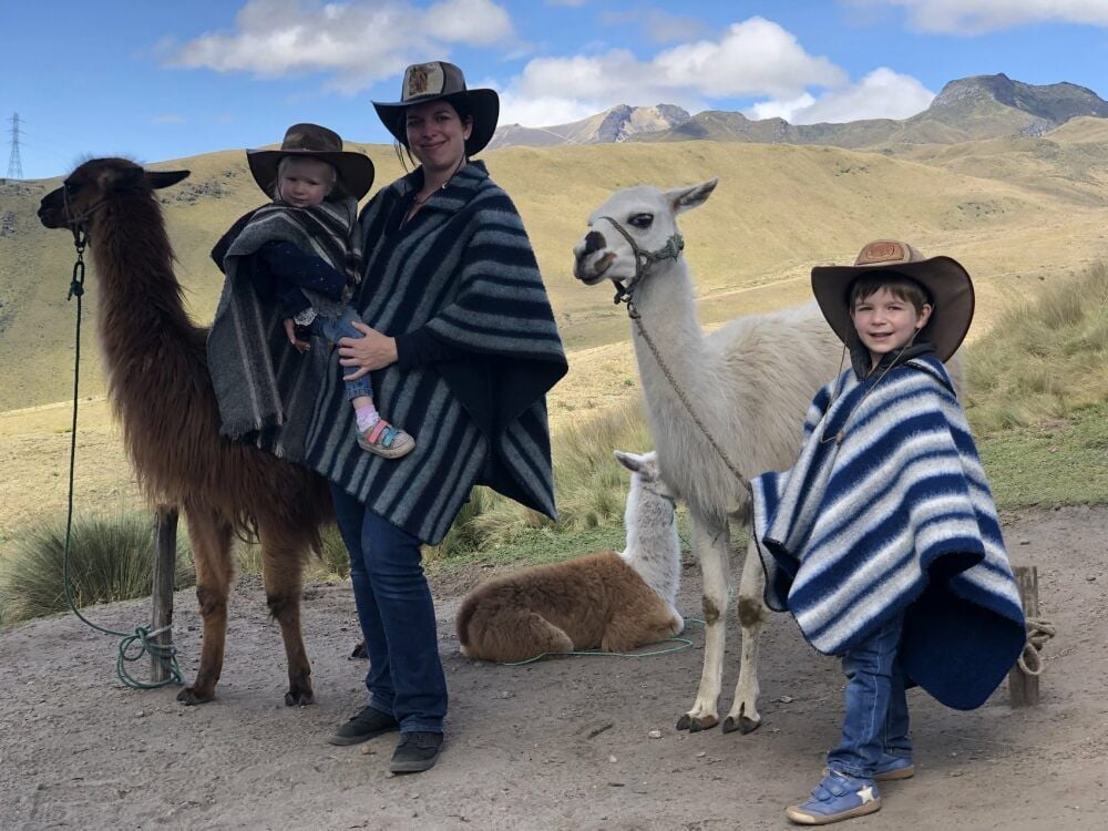 Sandra Biebeler mit ihren Kindern Lara (auf dem Arm) und Luke in ihrer derzeitigen Heimat Ecuador.