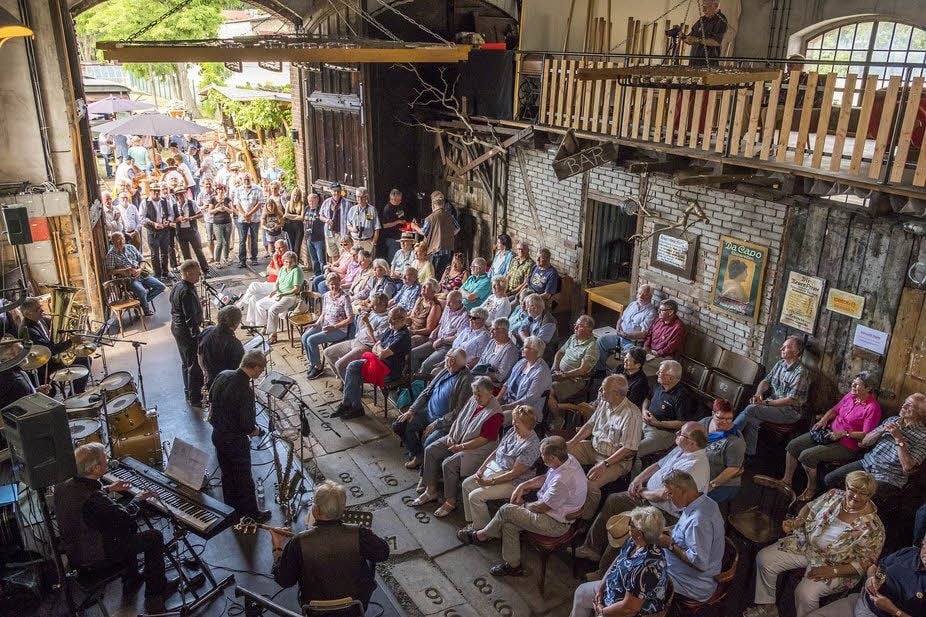 Im Lokschuppen in der Frachtstraße wird schon am Morgen mit Jazz und Swing eingeheizt.