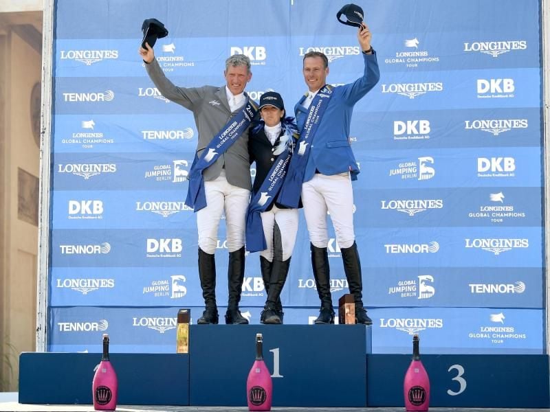 Ludger Beerbaum (l-r), Dani G. Waldman und Christian Ahlmann auf dem Siegertreppchen. Foto: Britta Pedersen