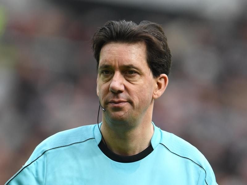 Bundesliga-Schiedsrichter Manuel Gräfe besänftigt die Trainer. Foto: Daniel Reinhardt
