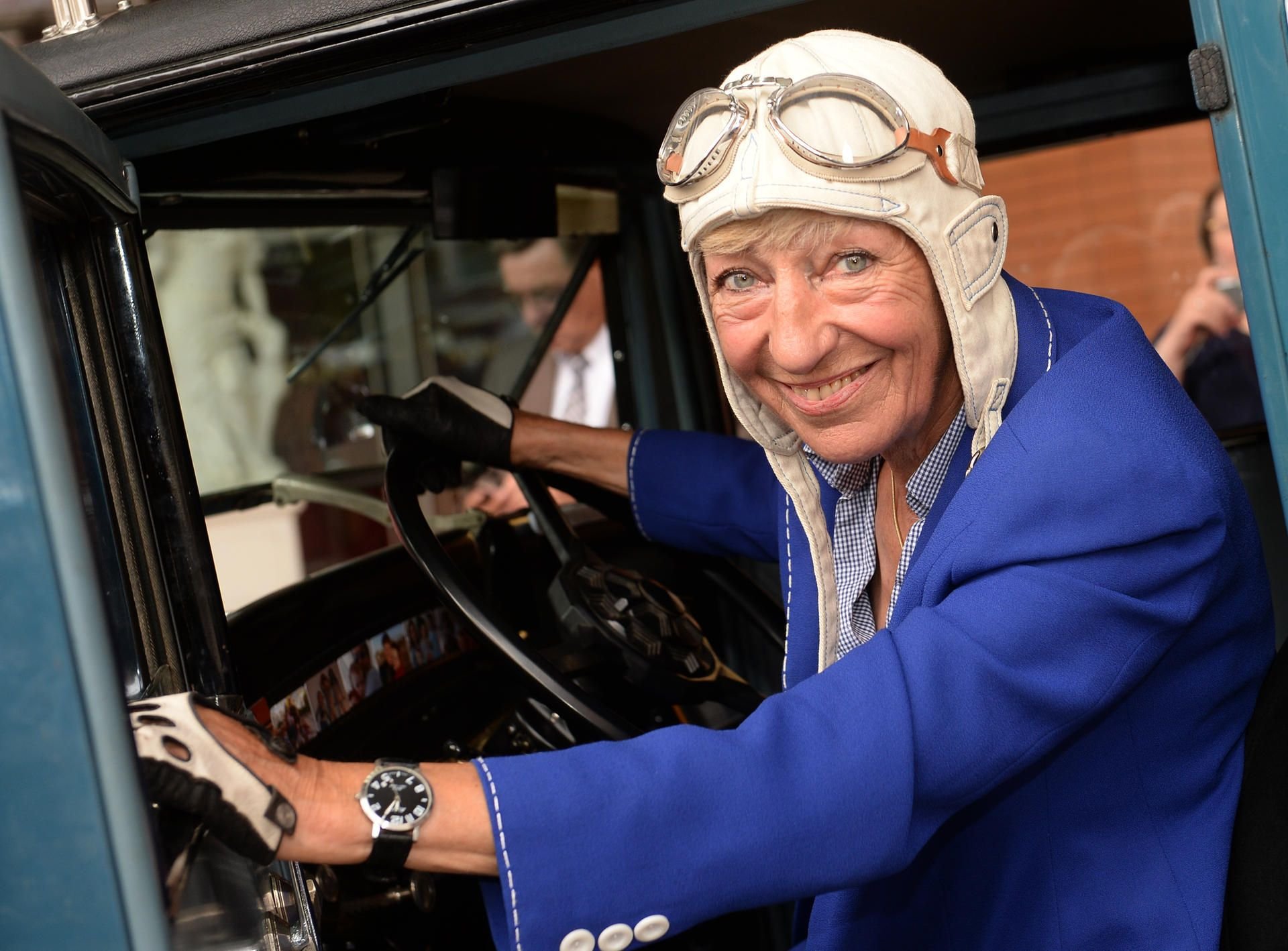 Die ehemalige Rennfahrerin Heidi Hetzer (81) fuhr mit ihrem Oldtimer um die Welt, jetzt soll sie bei der Neuanmeldung eines Wohnmobils als Fahranfängerin eingestuft werden.