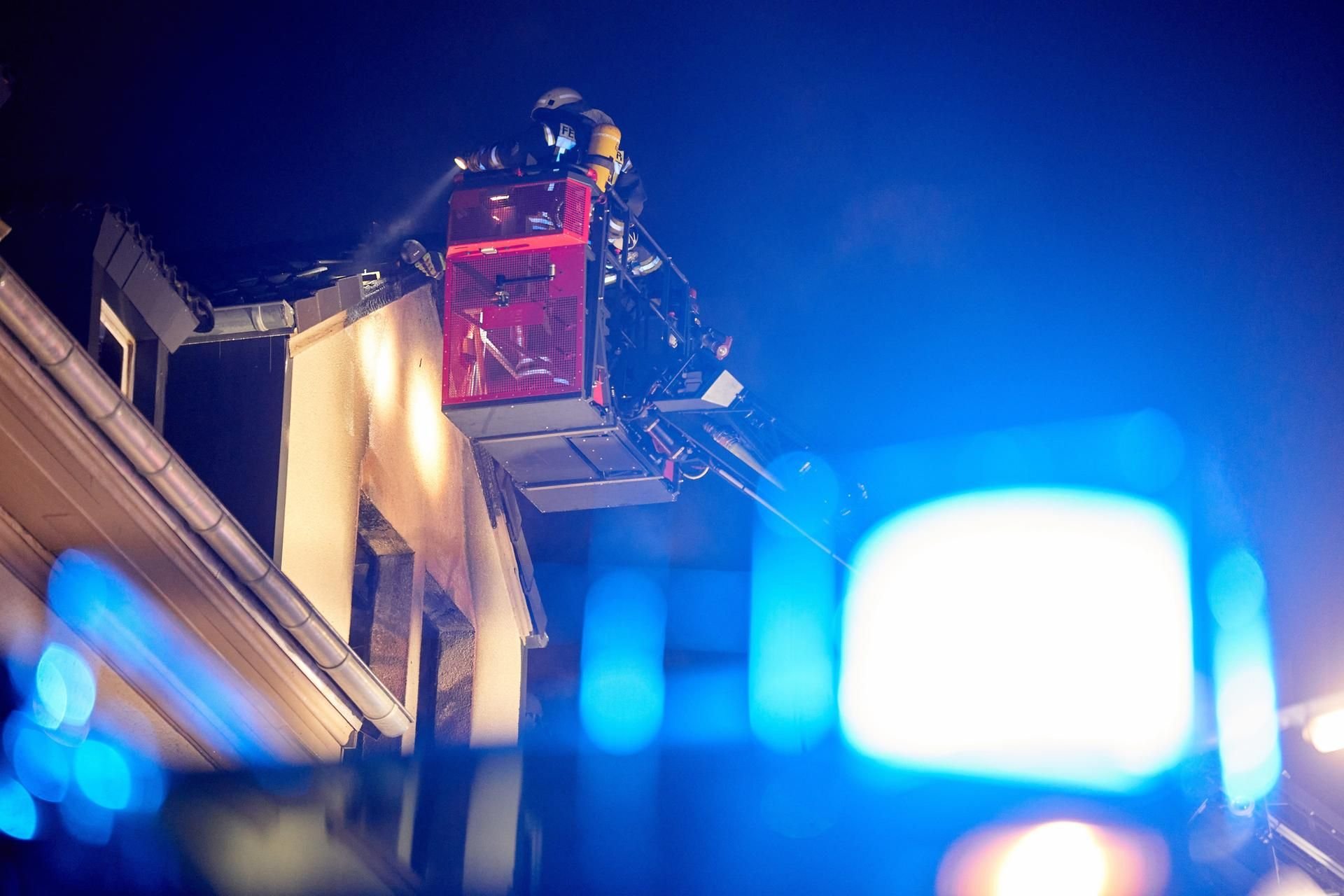Feuerwehrleute im Einsatz bei einem Hausbrand. (Symbolbild)