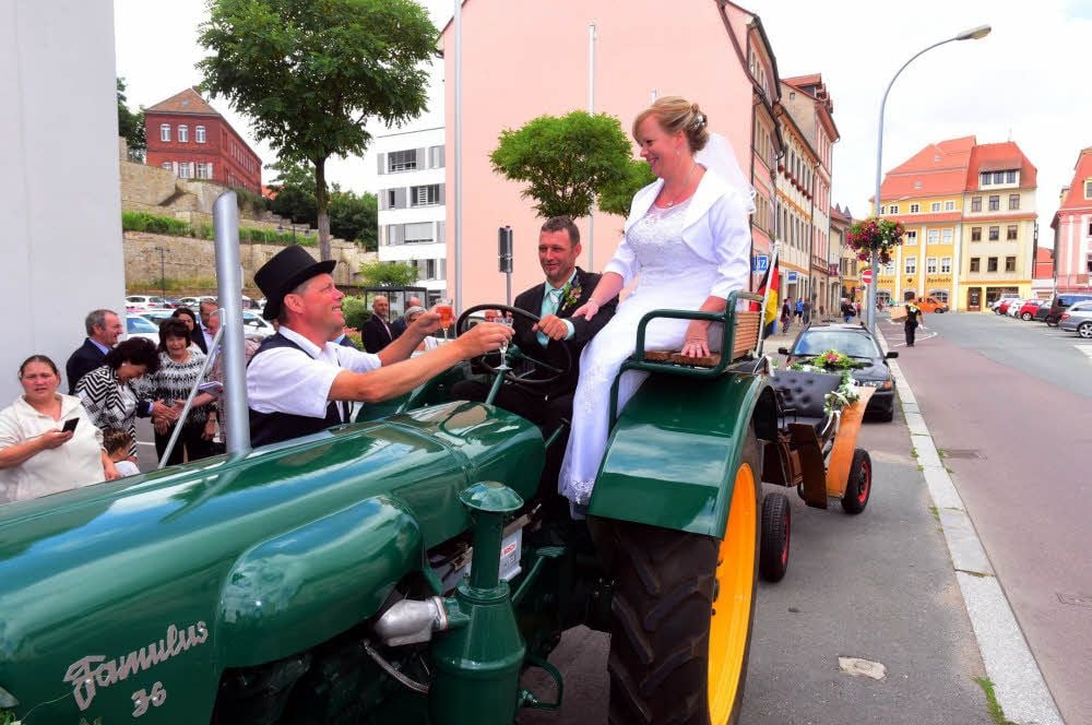 Jens Züger (li.) reicht dem Hochzeitspaar Gläser zum Anstoßen.