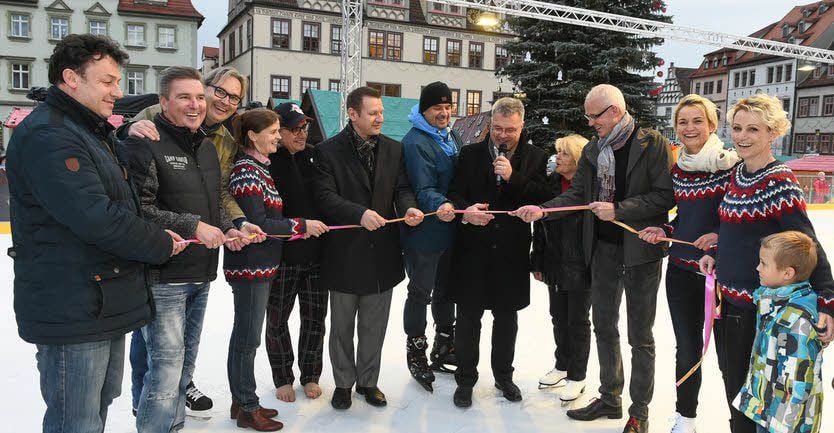 Stechen mit ihren schicken Pullis bei der Eröffnung heraus: Citymanagerin Sylvia Kühl (2. v.r.), die die Idee für die Eisbahn hatte, sowie Katja Wille (r.) und Anke Weiland vom Innenstadtverein.