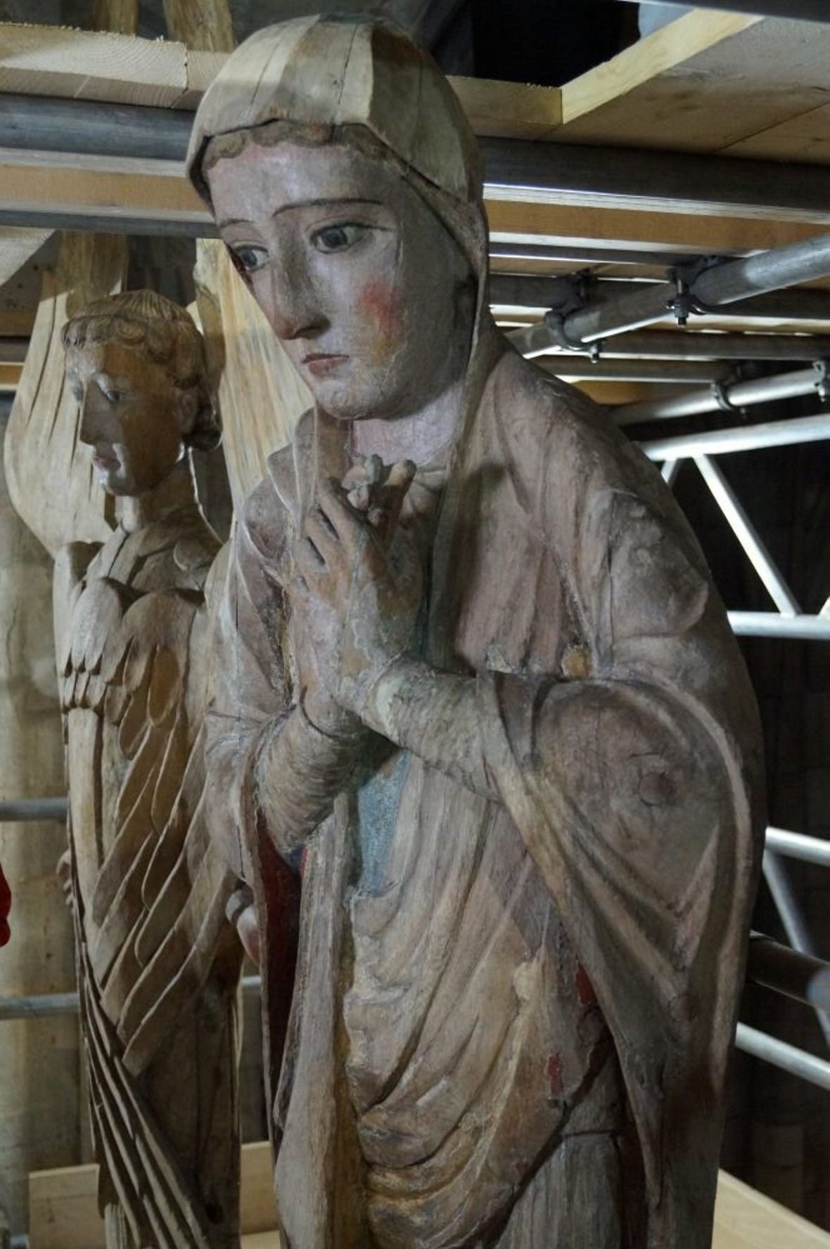 Maria ist ein besonderes farbiges Kunstwerk unbekannter Bildschnitzer.