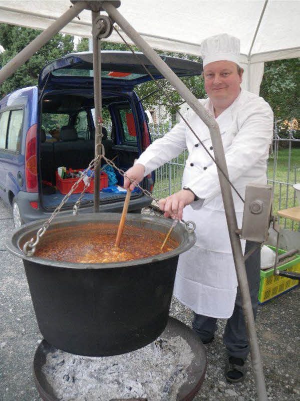 Kocht nicht nur ein Süppchen, sondern gleich mal einen großen Kesselgulasch: Michael Greßler auf zum Kirchplatzmarkt in Camburg.