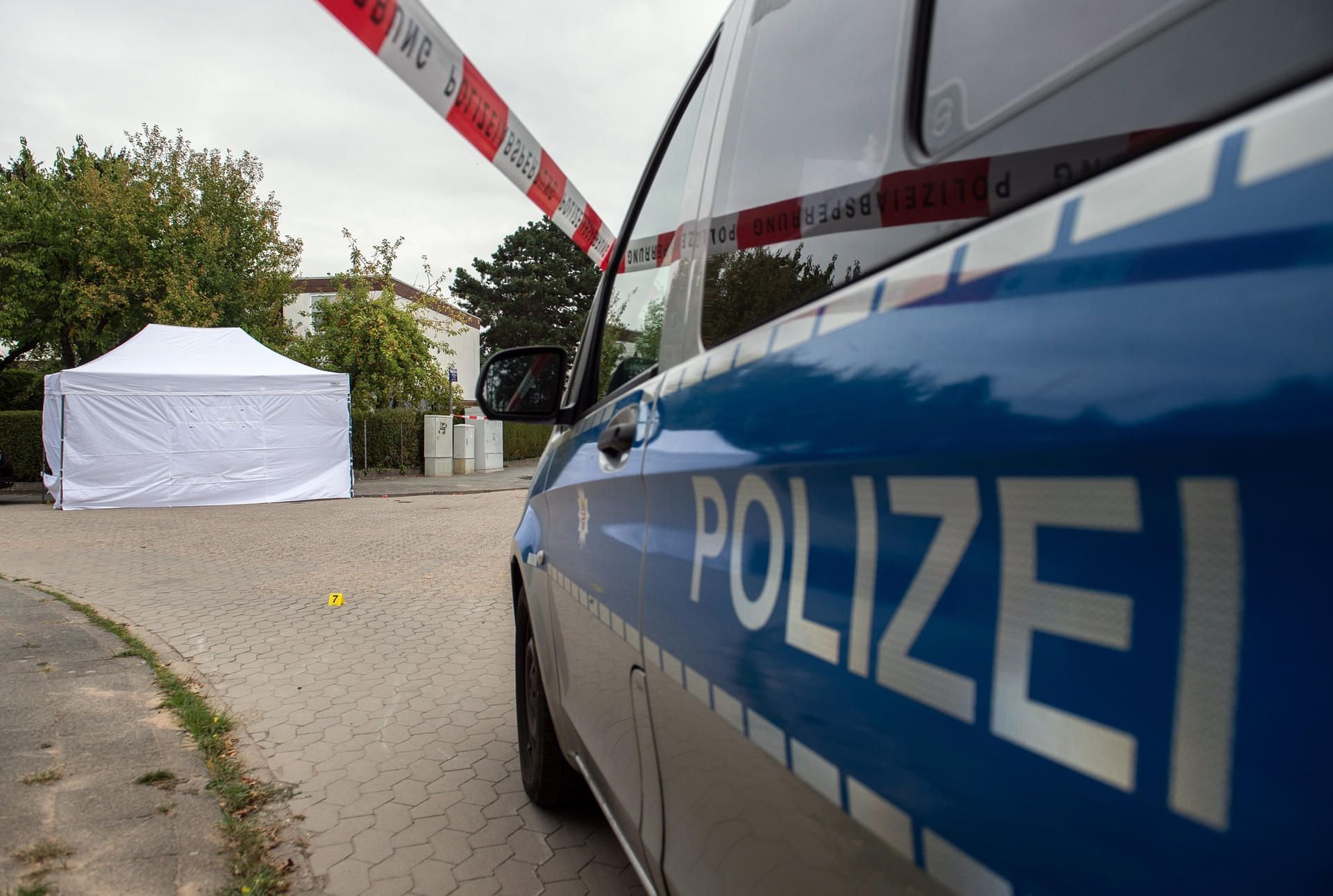 Ein Zelt der Polizei steht am Fundort der Leiche.