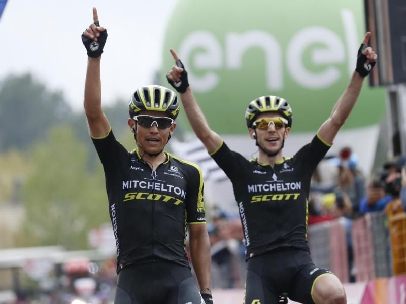Esteban Chaves (l) vom Team Mitchelton-Scott bejubelt seinen Etappensieg vor seinem Teamkollegen Simon Yates. Foto: Yuzuru Sunada/BELGA