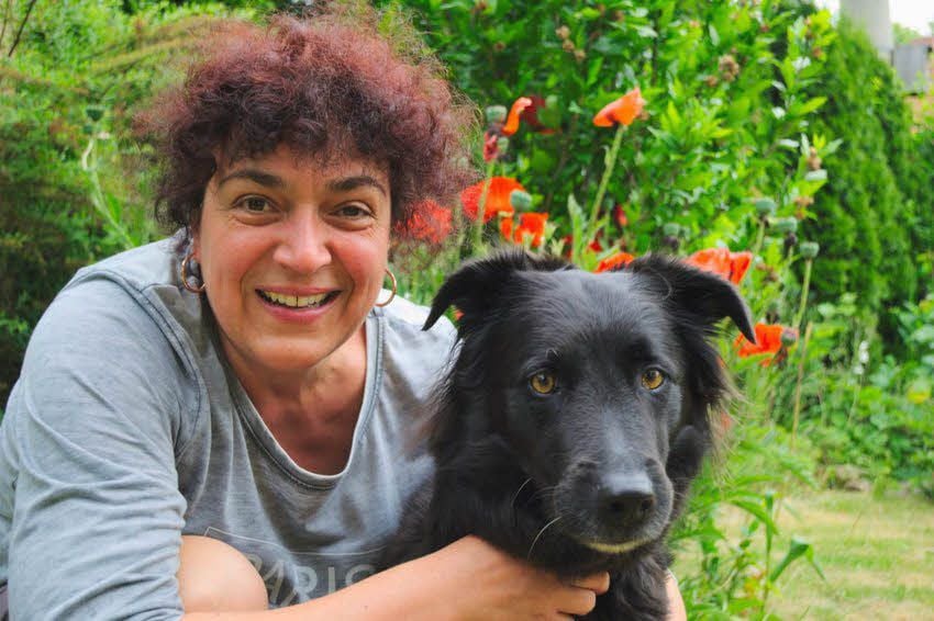 Noch gesund und mit Locken: Ute Aue mit Hündin Nelly.