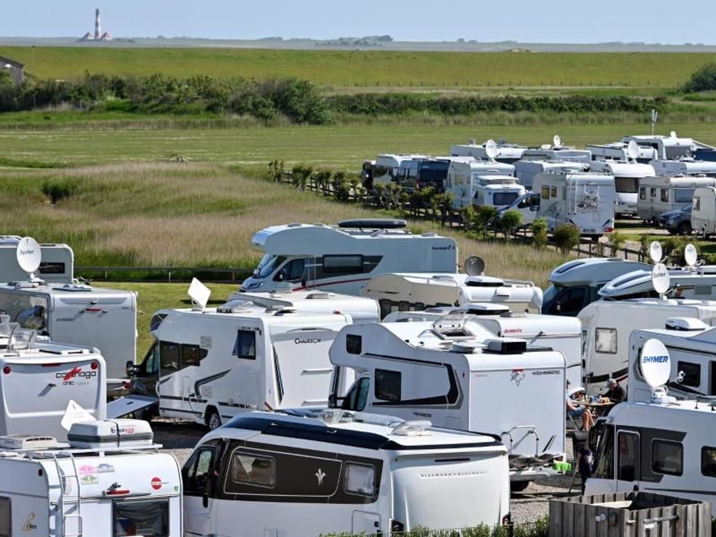 Campingwagen und Wohnmobile stehen auf dem Campingplatz Biehl an der Nordsee. Foto: Carsten Rehder/dpa