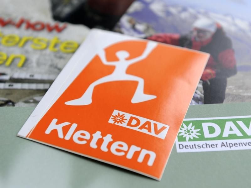 Ein Aufkleber mit dem Logo des Deutschen Alpenvereins (DAV). Foto: Tobias Hase