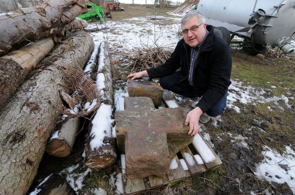 Nichts zu verbergen: Bei einem Vor-Ort-Termin vor einigen Tagen zeigte Bürgermeister Detlef Hartung das von ihm eingelagerte Sühnekreuz. Dieses war nach dem Einsturz des alten Lossaer Gasthofs auf seinem Grundstück und dem daraufhin erforderlichen Not-Abriss zu Bruch gegangen.