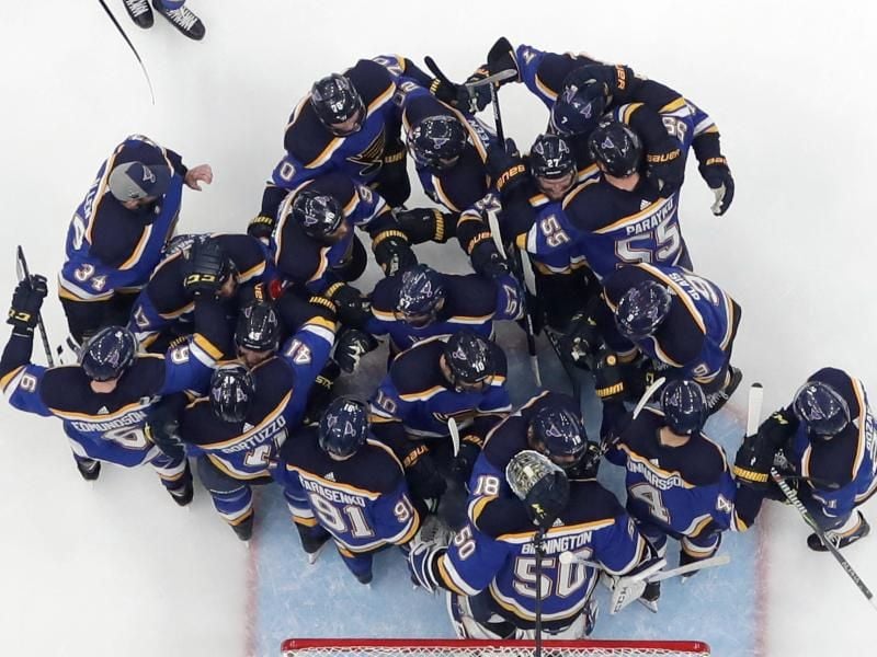 Die Spieler der St. Louis Blues feiern den Einzug ins Stanley-Cup-Finale. Foto: Jeff Roberson/AP
