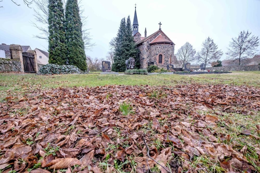 Dass auf dem Friedhof in Klebitz noch immer das Laub vom Herbst liegt, macht Bodo Schneider wütend. Er hofft, dass die Stadt tätig wird.
