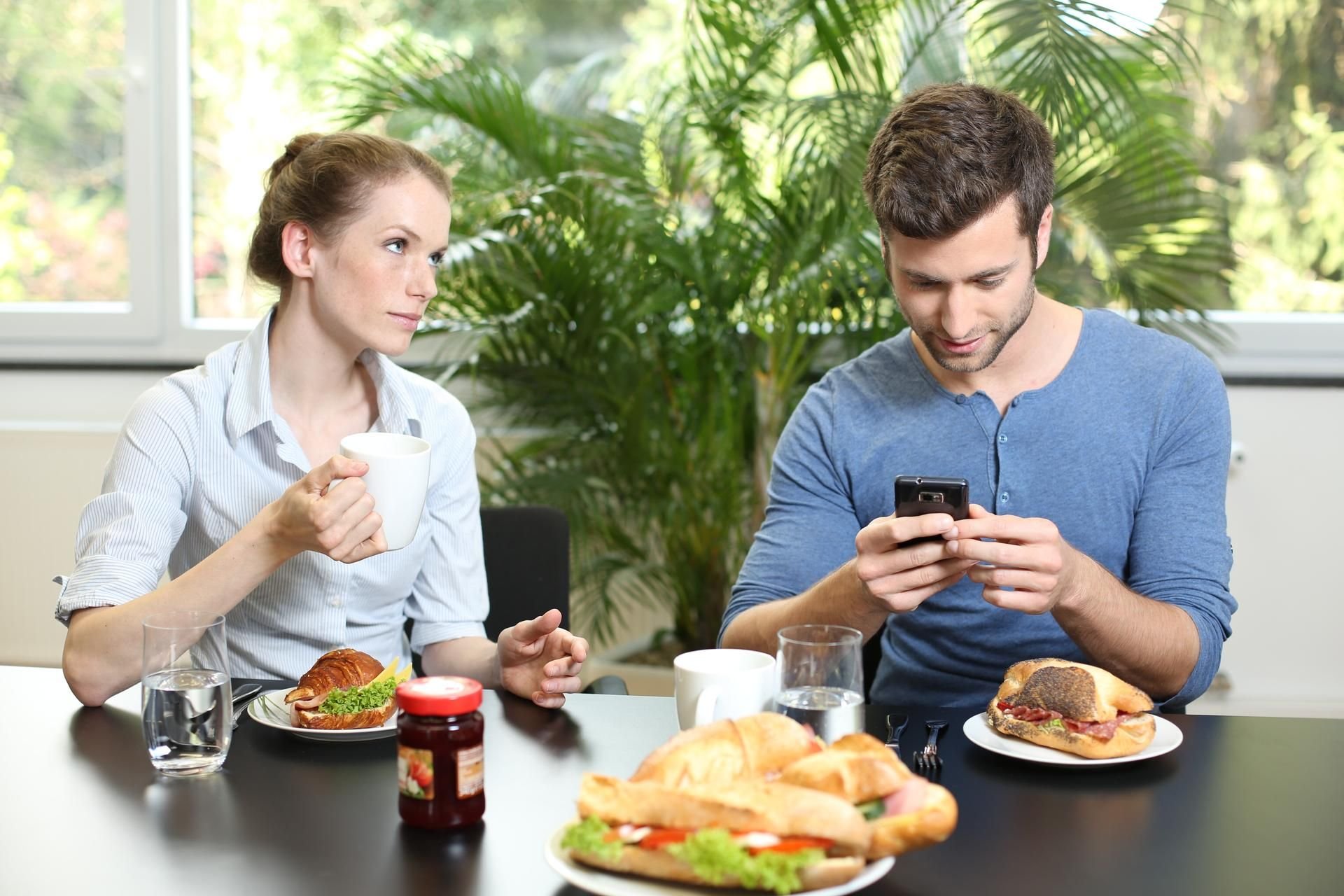Ein Großteil der Deutschen findet es unhöflich, wenn ihr Gegenüber beim Essen immer wieder auf das Handy schaut.