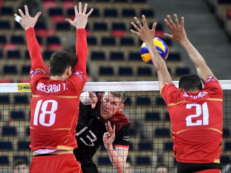 Die Franzosen Thibault Rossard (l) und Barthelemy Chinenyeze versuchen einen Ball von Simon Hirsch zu blocken. Foto: Grzegorz Michalowski