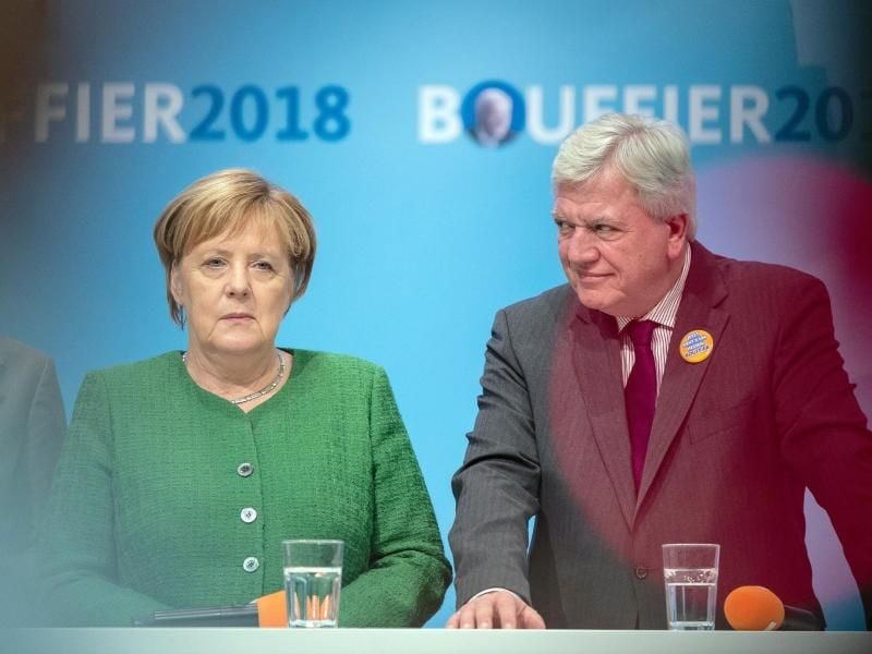 Bundeskanzlerin Angela Merkel und Hessens Ministerpräsidenten Volker Bouffier. Foto: Silas Stein