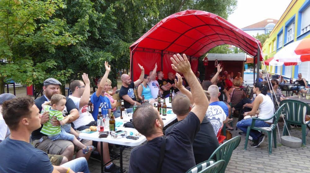 Jens Knibbiche las bei der Awo vor FCM-Fans aus der von ihm verfassten Fußballfibel des Magdeburger Vereins.