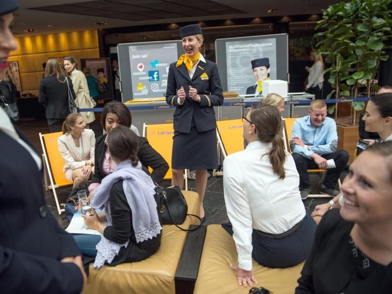 Purserin Stefanie Krallmann spricht zu Bewerbern beim Lufthansa Casting. Foto: Andreas Arnold