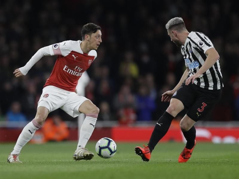 Mesut Özil (l) feierte mit seinem Team einen Heimsieg. Foto: Kirsty Wigglesworth/AP